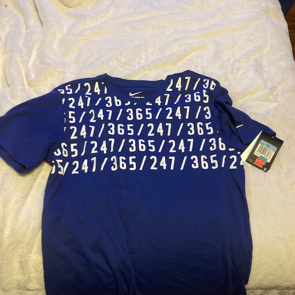 Nike t-shirt brand new Size medium